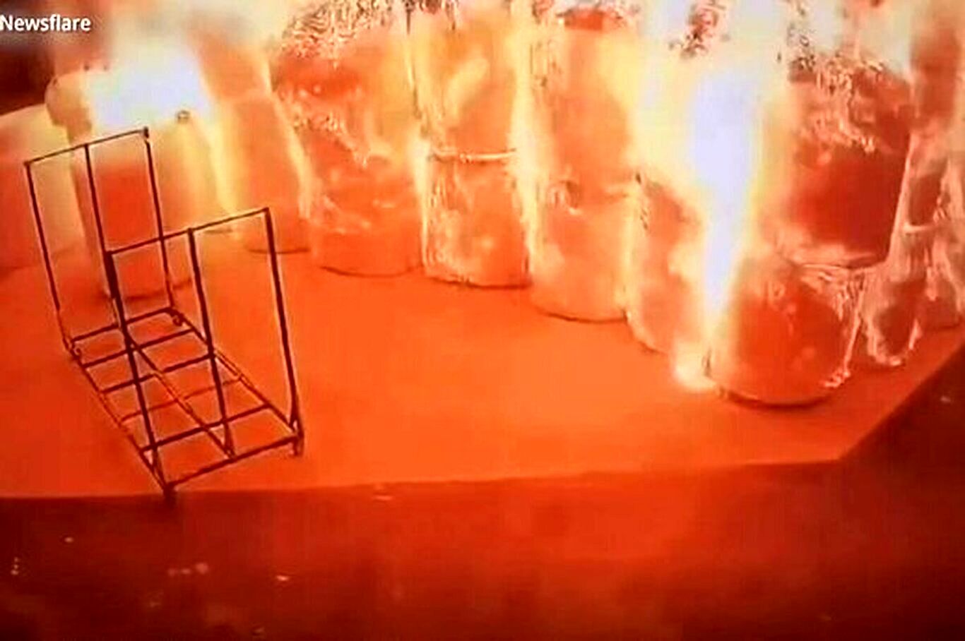 (ویدئو) جهنمی که یگ کارگر در کارخانه فوم به پا کرد!