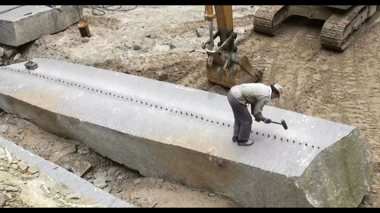 (ویدئو) تکنیک شگفت انگیز کارگر یونانی در خرد کردن سنگ مرمرهای غول پیکر