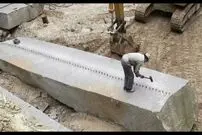 (ویدئو) تکنیک شگفت انگیز کارگر یونانی در خرد کردن سنگ مرمرهای غول پیکر
