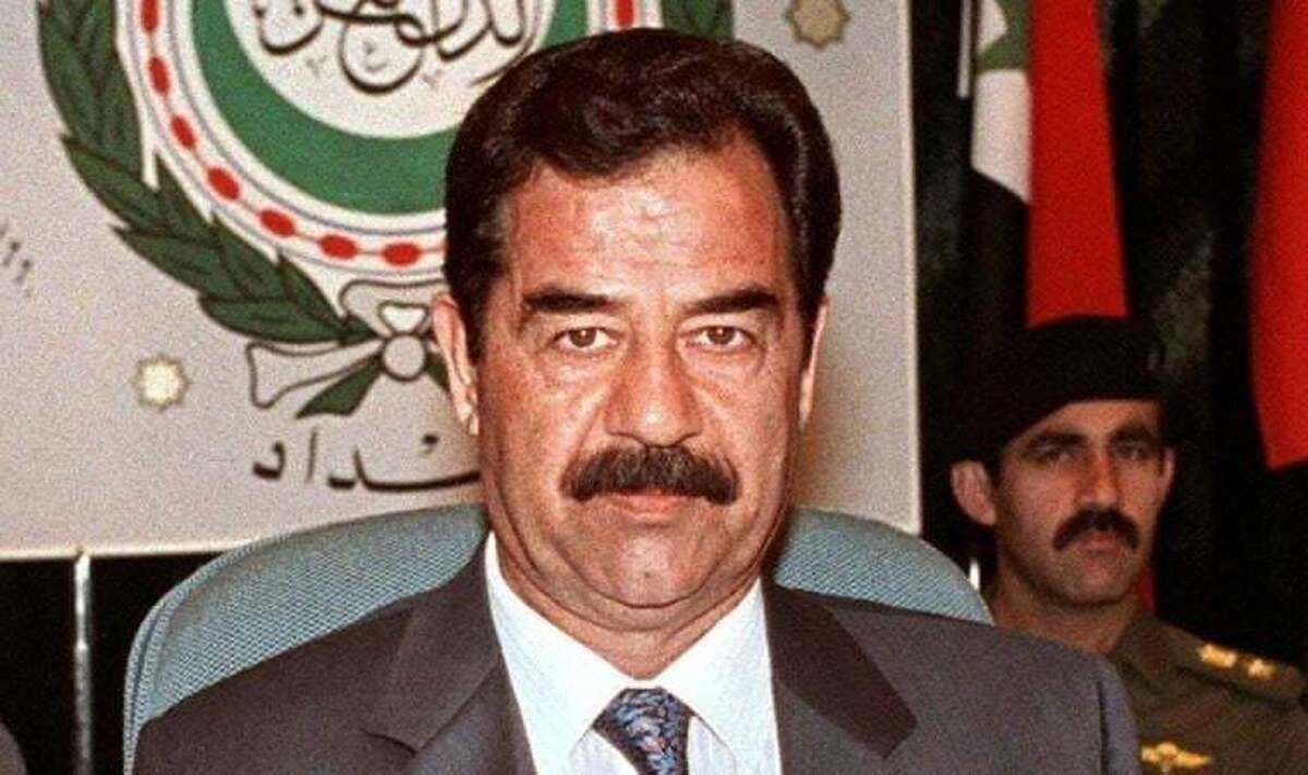 (ویدئو) یکی از مخوف‌ترین صحنه‌های تاریخ ؛ اعلام اسامی اعدامی‌های حزب بعث توسط صدام حسین