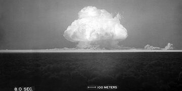 ( عکس) شکل عجیب نخستین بمب اتمی جهان که در آمریکا منفجر شد