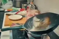 (ویدئو) زنده شدن ماهی منجمد در تابه داغ؛ جیغ وحشت خانم آشپز را ببینید