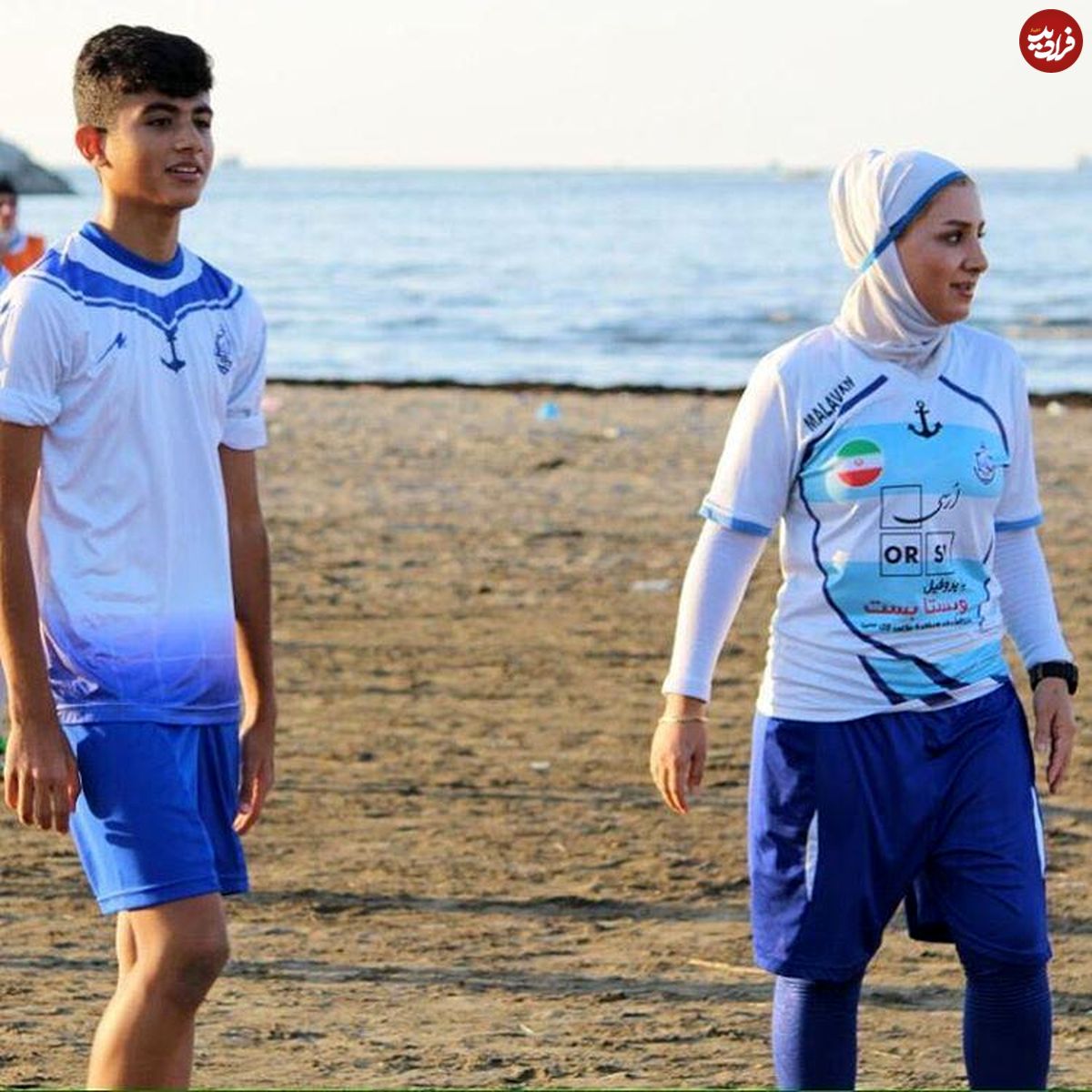 تصویری‌ جالب‌ از بازی‌ فوتبال‌ مادر و پسر ایرانی‌ در یک‌ تیم!