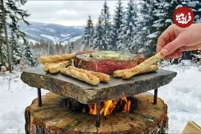 ببینید| غذای روستایی در لهستان؛ پخت استیک و تخم مرغ روی سنگ داغ در کوه های برفی