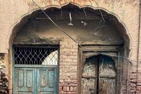 عکس؛ درب این خانه در بهارستان را گِل گرفتند؛ با احتیاط مشاهده کنید