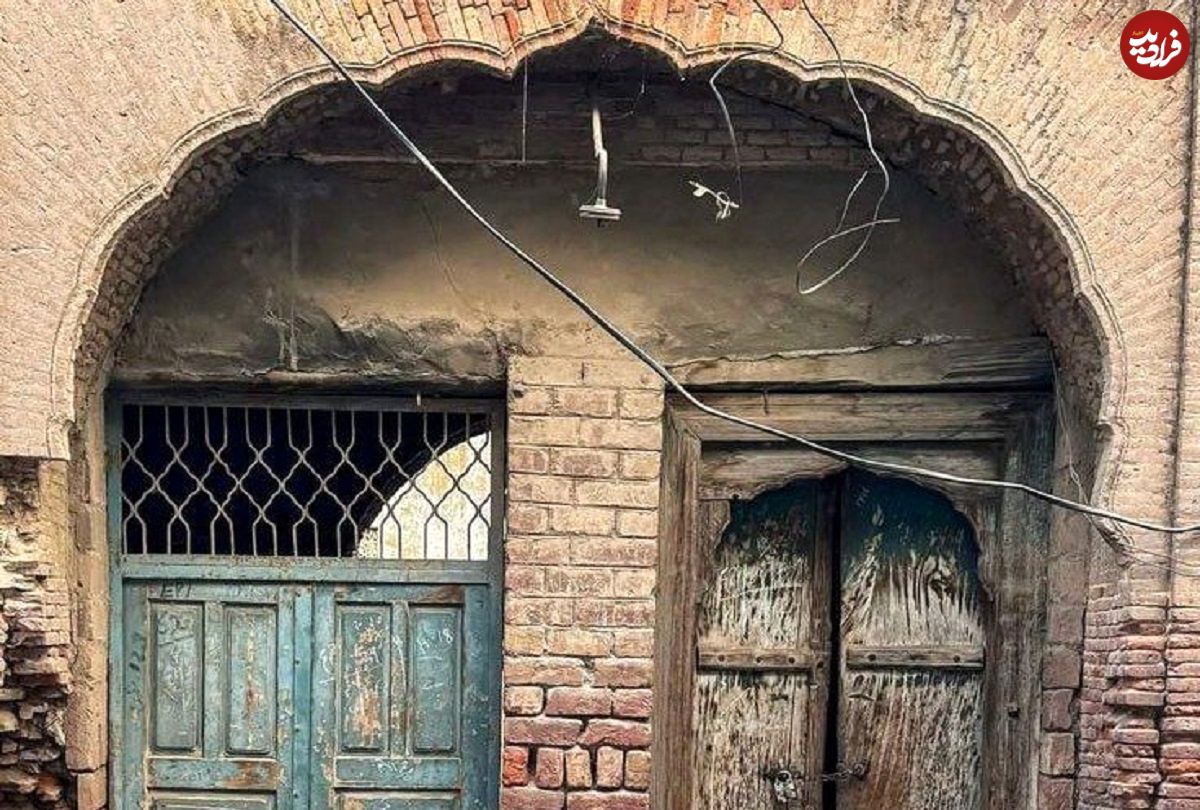 عکس؛ درب این خانه در بهارستان را گِل گرفتند؛ با احتیاط مشاهده کنید