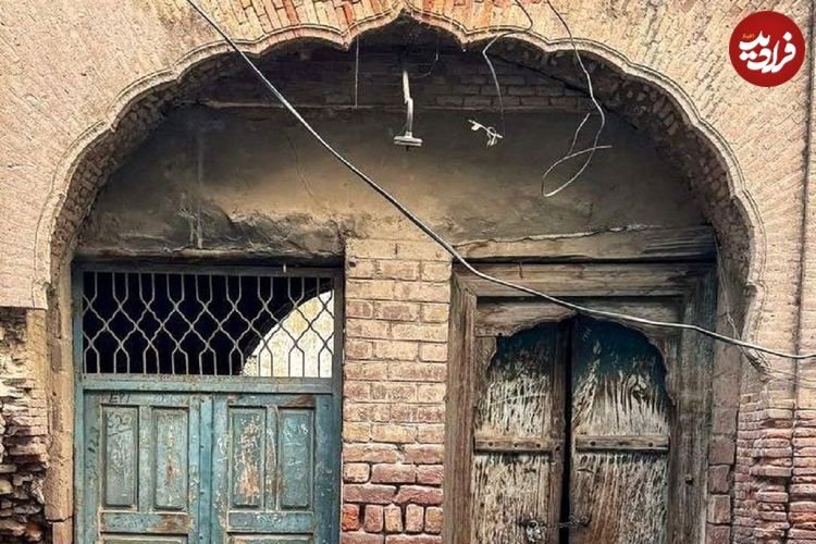عکس؛ درب این خانه در بهارستان را گِل گرفتند؛ با احتیاط مشاهده کنید
