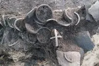 گنج «دستبندهای شیشه‌ای» بعد از 800 سال از زیر خاک بیرون آمد