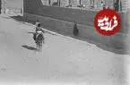 عکس| سفر به ایران قدیم؛ منظرۀ خاکی و خلوت یک خیابان در تهران دوران قاجار
