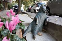 تصاویر؛  هنر خیابانی؛ ۱۰ اثر هنری خلاقانه که جاذبۀ جادویی «گربه‌ها» را به تصویر کشیده‌اند