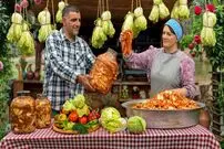 ببینید| غذای روستایی در آذربایجان؛ تهیه کیمچی با کلم تازه در طبیعت