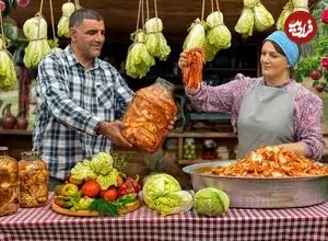 ببینید| غذای روستایی در آذربایجان؛ تهیه کیمچی با کلم تازه در طبیعت