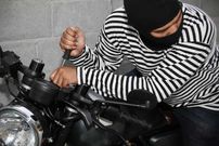 ببینید؛ زورگیری از مادر در مقابل فرزندانش!