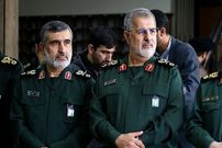 عکس؛ سفر به تاریخ؛ «سردار پاکپور، فرماندۀ جدید سپاه» در کنار «سردار حاجی زاده» در بیت رهبری