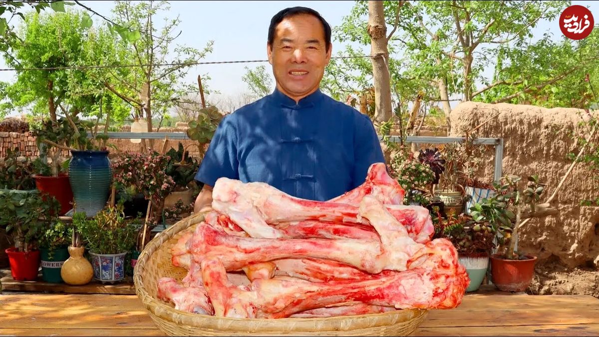 (ویدئو) پخت یک غذای متفاوت با «استخوان گاو» به روش آشپز روستایی چینی