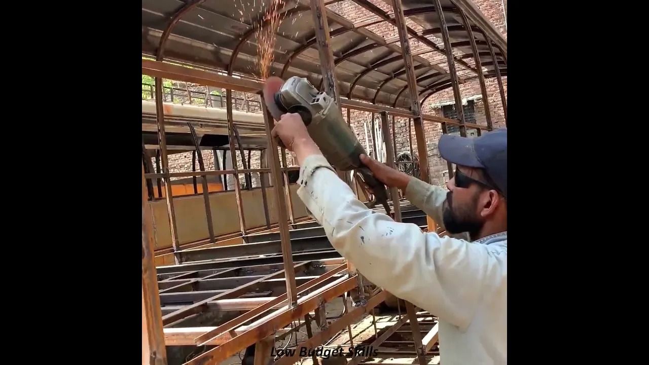 (ویدئو) تا به حال فرایند ساخت اتوبوس های دست ساز توسط پاکستانی ها را دیده بودید؟