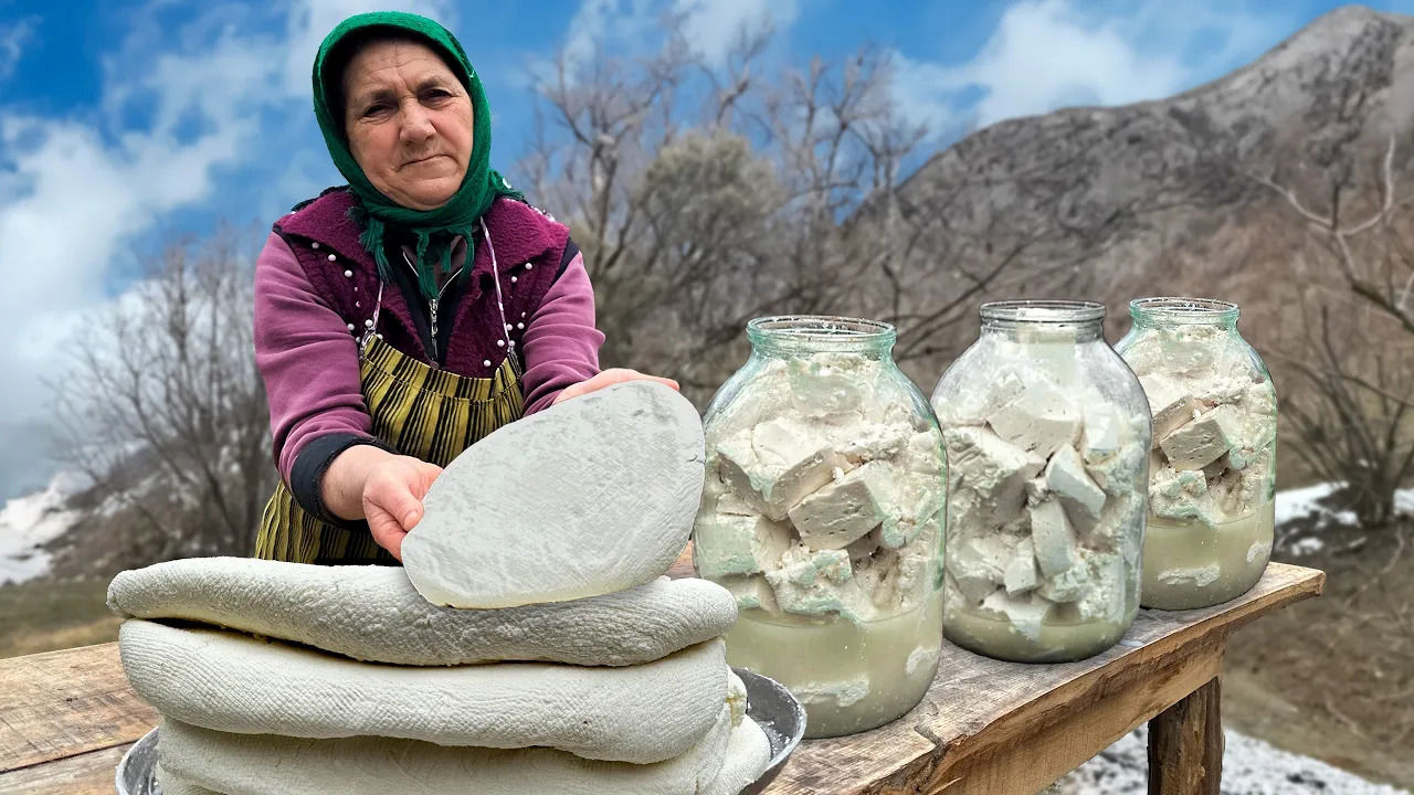 (ویدئو) طرز تهیه پنیر خانگیِ روستایی در یک دهکده زیبای آذربایجانی
