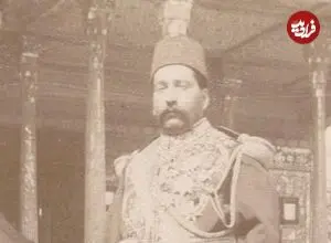 عکس| سفر زمان؛ یکی از مقامات شهر اصفهان با اسب در مقابل کاخ چهلستون؛ 145 سال قبل