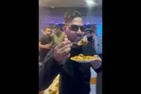 (ویدئو) موقعیت طنزآمیز فیلمبردار جشن عروسی هنگام غذا خوردن