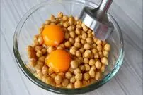 (ویدئو) طبخ یک غذای خوشمزه و سریع با نخود و تخم مرغ توسط آشپز ترکیه ای