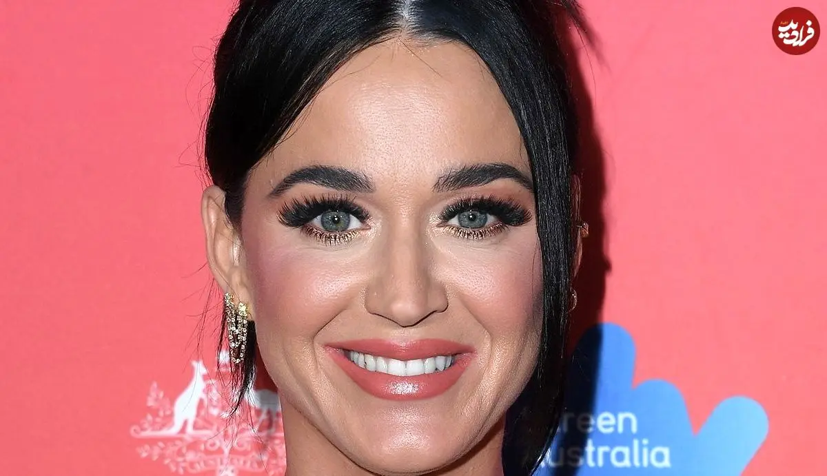 عکس| سفر در زمان «کیتی پری» در 24 سالگی و در مراسم رونمایی از یک بازی در کالیفرنیا؛ سال 1386