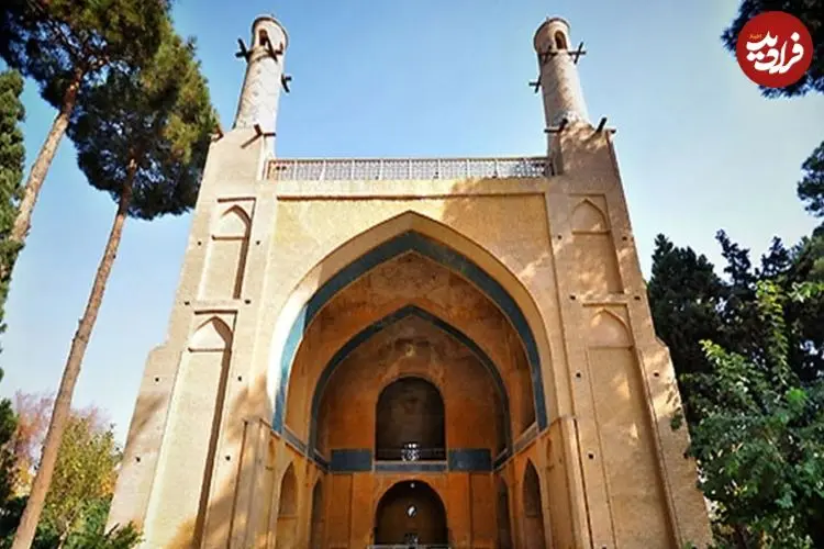 عکس| سفر به ایران قدیم؛ مردان اصفهانی بالای «منار جنبان»؛ بیش از یک قرن قبل