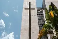 تصاویر؛ معماری بروتالیسم کلیسایی با بیرون و درون متفاوت