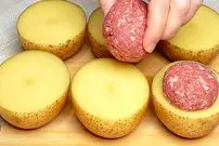 ببینید| طرز تهیه یک غذای جدید آلمانی با سیب زمینی و گوشت چرخ کرده