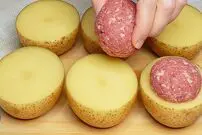 ببینید| طرز تهیه یک غذای جدید آلمانی با سیب زمینی و گوشت چرخ کرده