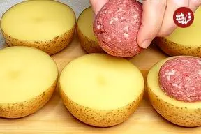 ببینید| طرز تهیه یک غذای جدید آلمانی با سیب زمینی و گوشت چرخ کرده