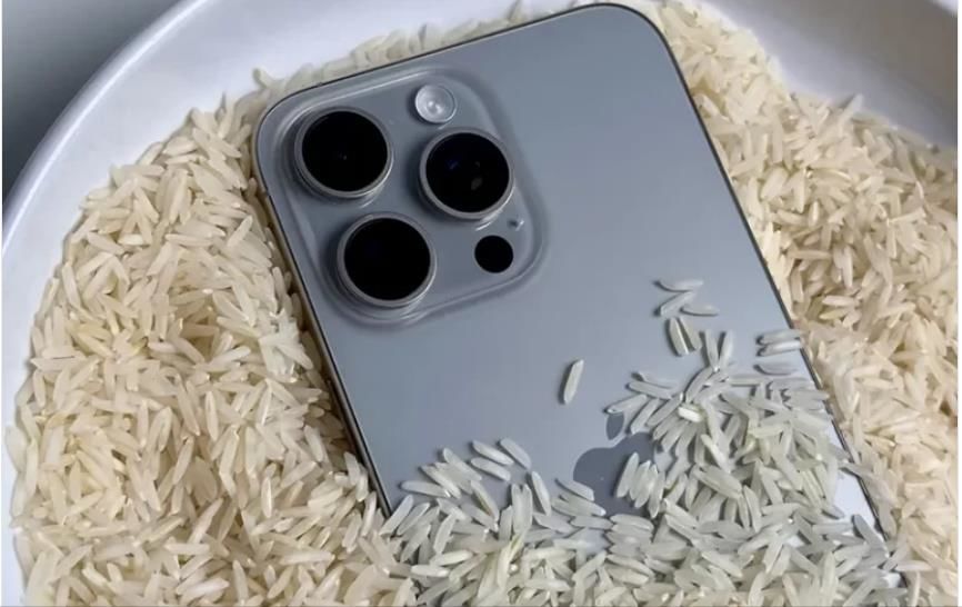 چرا اپل می‌گوید نباید آیفون خیس را در برنج بگذارید و در عوض باید چه کار کرد؟