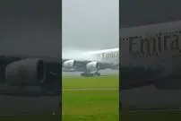 (ویدئو) ظاهر شدن باشکوه و تماشایی ایرباس A380 از میان ابرها هنگام فرود