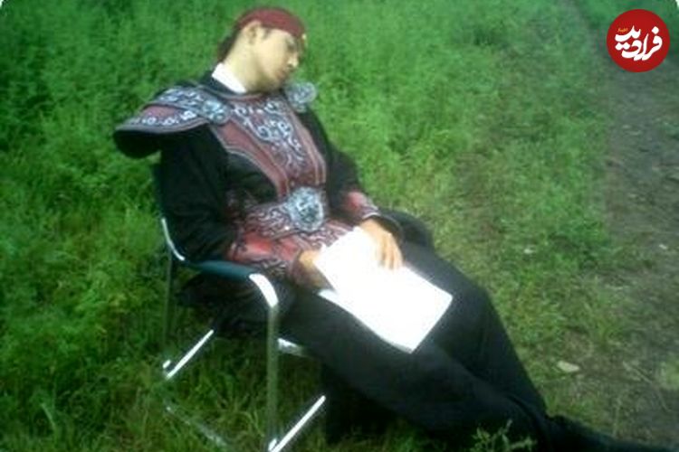 عکس؛ سفر به تاریخ؛ «سونگ ایل گوک» در حال تمرین دیالوگ‌هایش در پشت‌صحنه سریال جومونگ