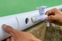 (ویدئو) چطور بدون تعویض لوله پلیکای بزرگ روی آن شیر آب وصل کنیم؟