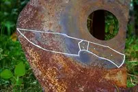 ببینید| مراحل دیدنی ساخت یک چاقوی خاص با تیغه اره زنگ زده 