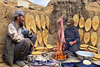 ببینید| غذای روستایی در افغانستان؛ پخت خوراک گوشت و سیب زمینی و نان سنتی