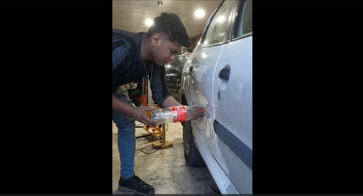 (ویدئو) روش خلاقانه یک صافکار ایرانی برای رفع تو رفتگی ماشین با بطری نوشابه