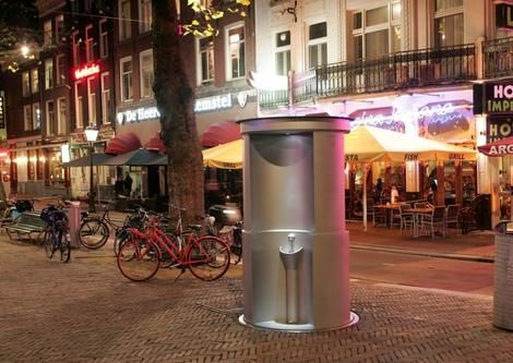 (عکس) عجیب ترین منظره در خیابان های هلند ؛ توالتی که از زیر زمین بیرون می آید! 