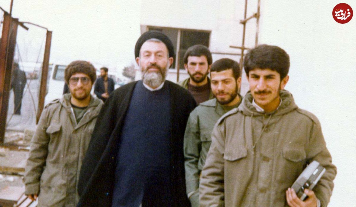 عکس؛ سفر در تاریخ؛ «شهید بهشتی در کنار سیداحمد خمینی بعد دیدار با امام خمینی»؛ سال 58