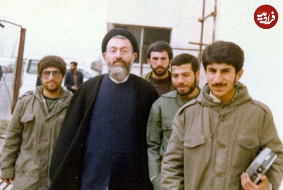 عکس؛ سفر در تاریخ؛ «شهید بهشتی در کنار سیداحمد خمینی بعد دیدار با امام خمینی»؛ سال 58