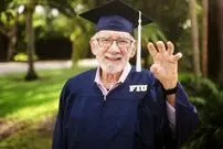 پیرمرد ۸۵ ساله بعد از ۵۰ سال یک واحد درسی را پاس کرد و مدرک گرفت