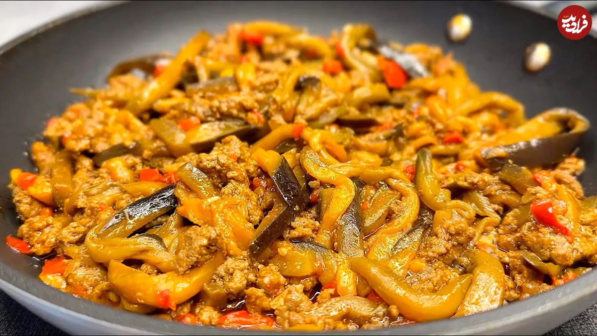 (ویدئو) پخت یک غذای متفاوت با بادمجان و گوشت چرخ کرده به سبک ایتالیایی ها 
