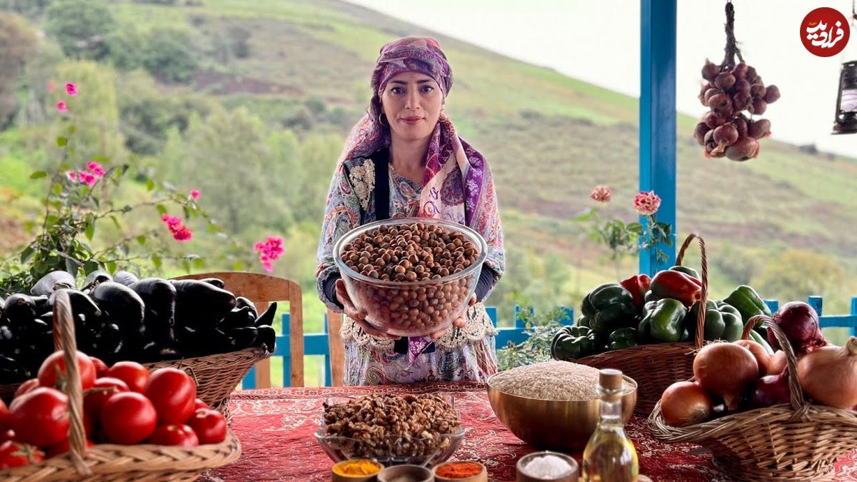 ببینید| غذای روستایی در ایران؛ پخت دلمه بادمجان و فلفل سنتی