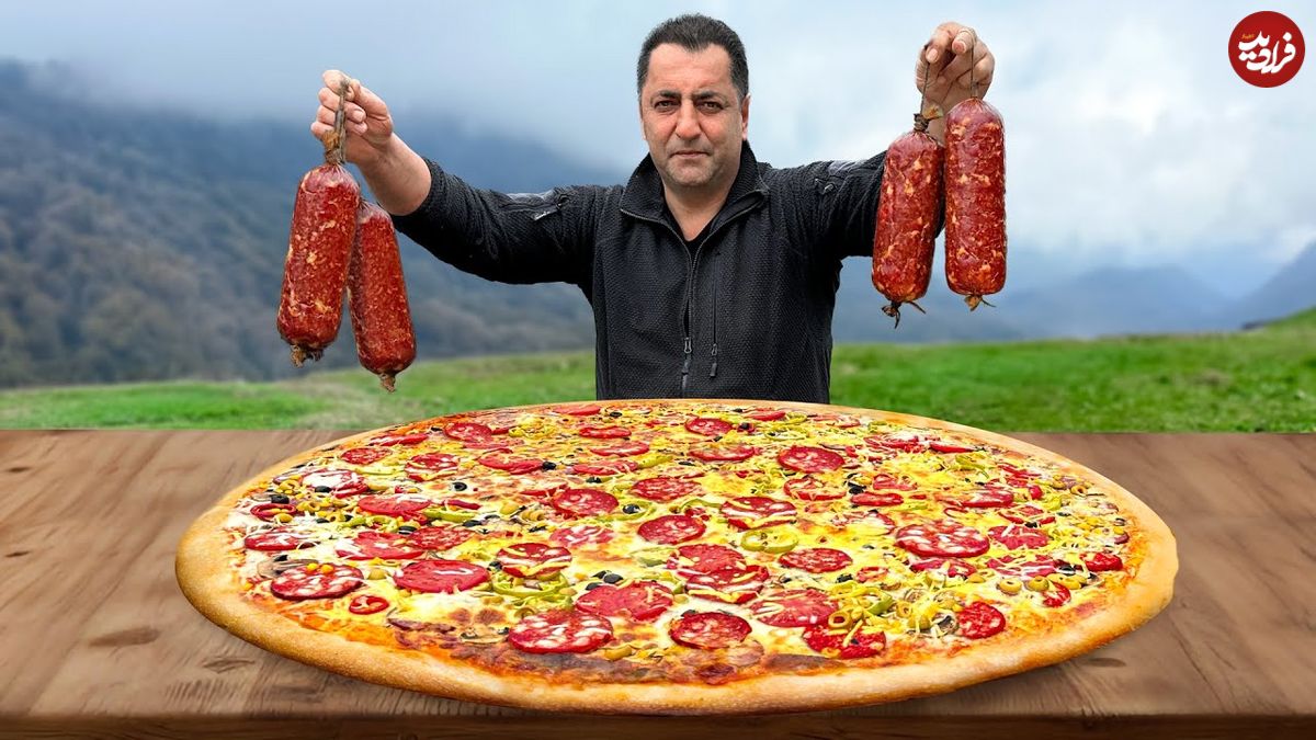 ببینید| غذای روستایی در آذربایجان؛ تهیه سوسیس دودی و پخت پیتزای غول پیکر در طبیعت روستا