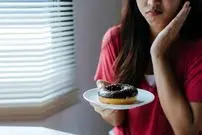 چرا شب‌ها هوس شیرینی می‌کنیم؟ ۴ راهکار نجات‌بخش