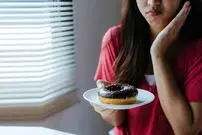 چرا شب‌ها هوس شیرینی می‌کنیم؟ ۴ راهکار نجات‌بخش