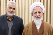 عکس؛ سفر در زمان؛ «سردار سلیمانی» در آغوش مادرش در کرمان؛ دهه 80