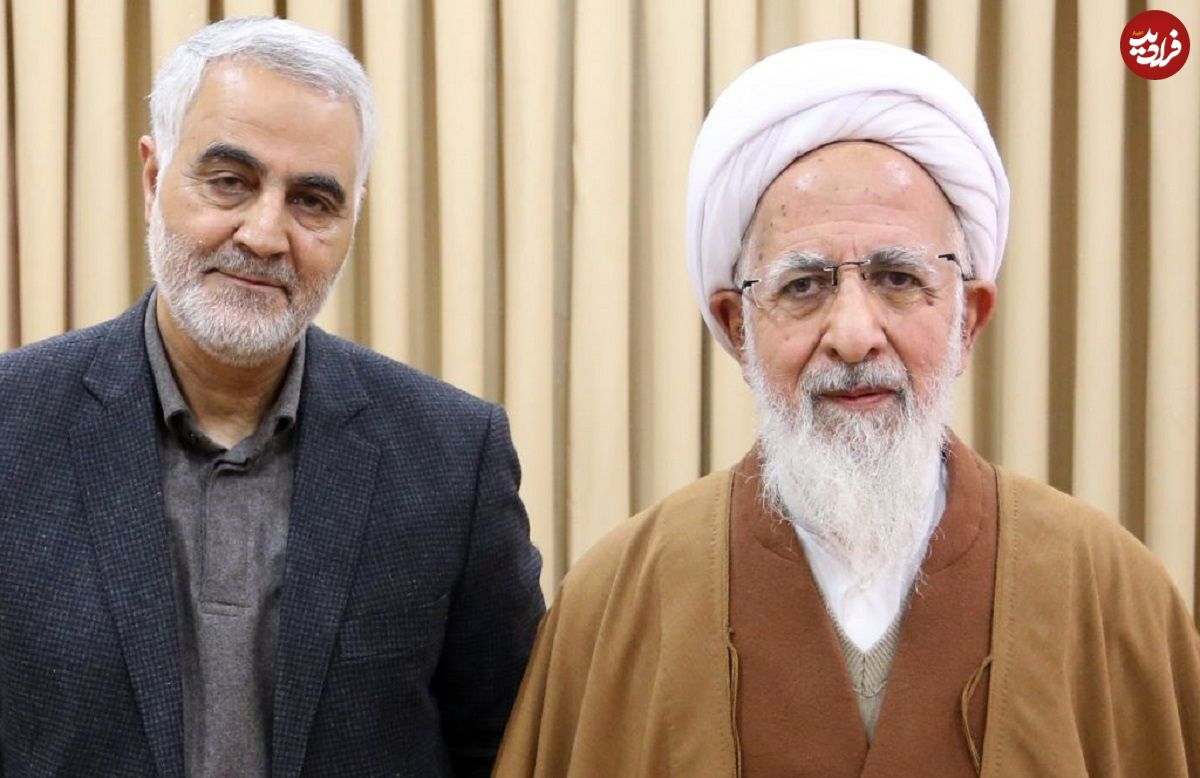 عکس؛ سفر در زمان؛ «سردار سلیمانی» در آغوش مادرش در کرمان؛ دهه 80
