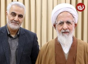 عکس؛ سفر در زمان؛ «سردار سلیمانی» در آغوش مادرش در کرمان؛ دهه 80