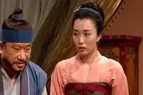 عکس| سفر زمان؛ «مودونگ، ندیمه بانو یوها» با لباس عروس و دسته‌گل در حال ورود به تالار عروسی‌اش